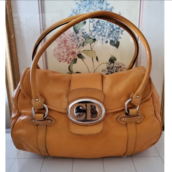 CHRISTIAN DIOR
Leather Saint Germain Flap Bag